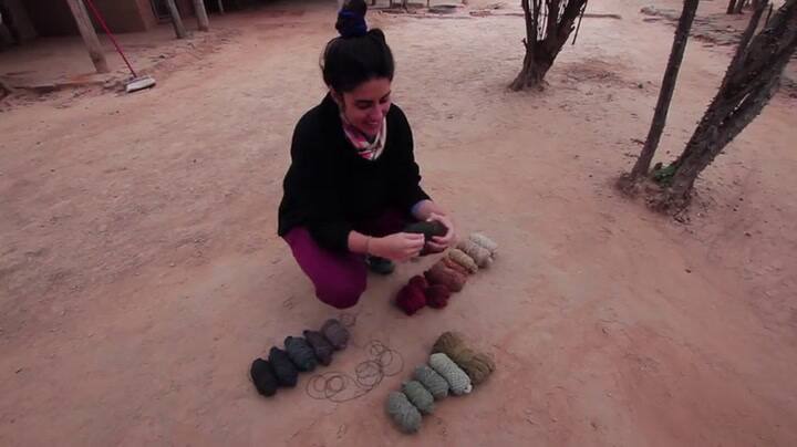 Trabajo con la comunidad wichi para la instalación que se llevó a la Bienal de Diseño de Londres