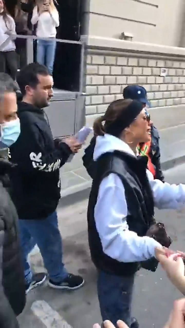 El momento en el que Tini se lleva los apuntes de facultad de una de sus fans