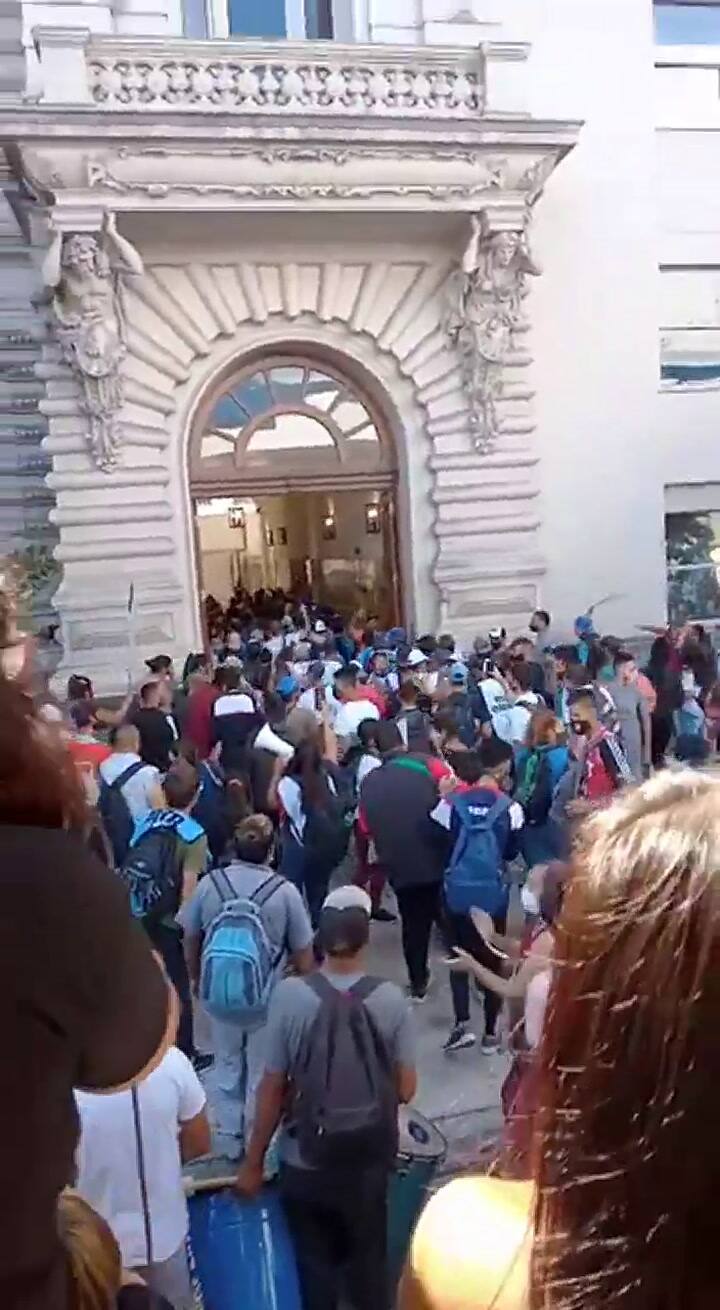 Movimientos sociales ocuparon la sede del Ministerio de Educación y fueron desalojados