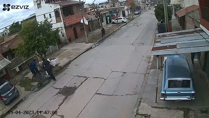 Le pegan con un palo en la cabeza para robarle la bicicleta