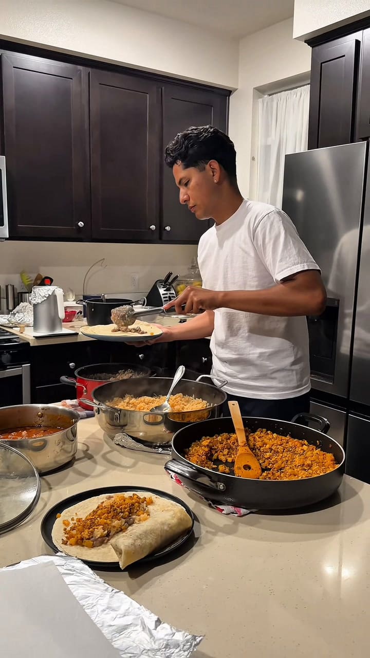 Cesar subsiste vendiendo burritos en North Hollywood tras perder su trabajo