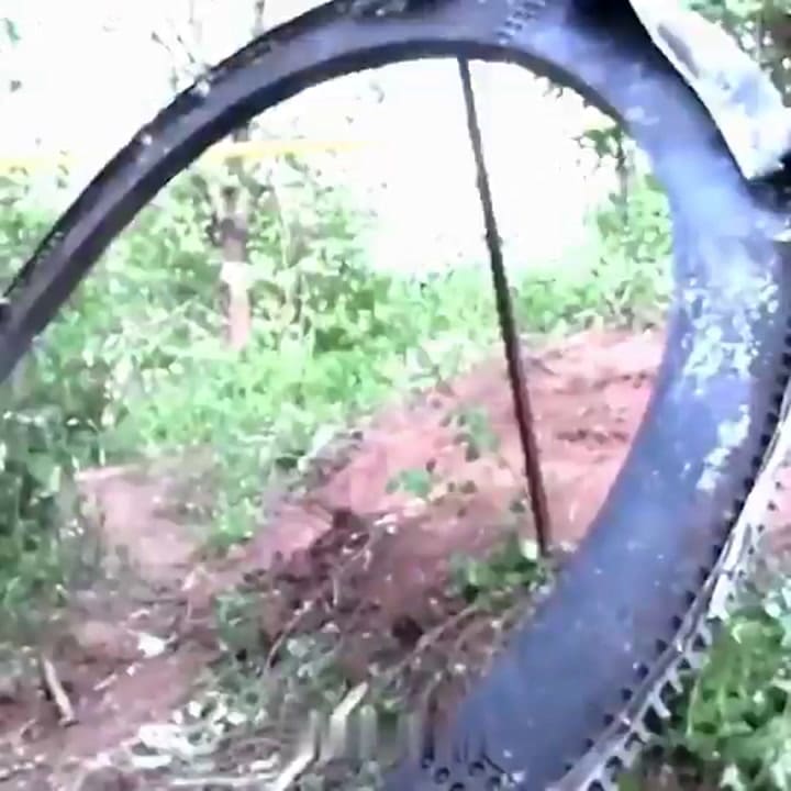 La caída de un anillo metálico en Kenia sorprendió a los habitantes