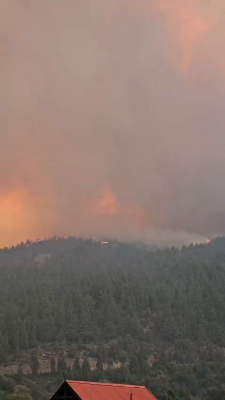 Fuego Y Columnas De Humo En Lago Rivadavia