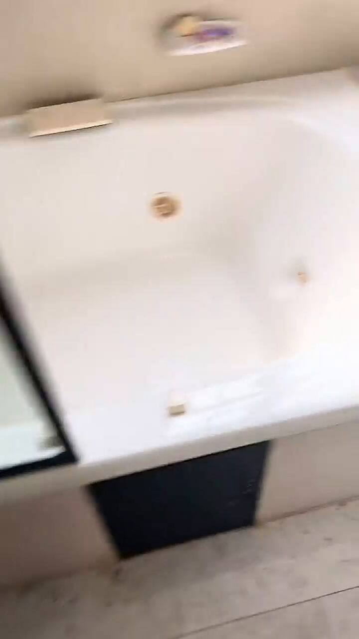 Una chica explora los baños ajenos