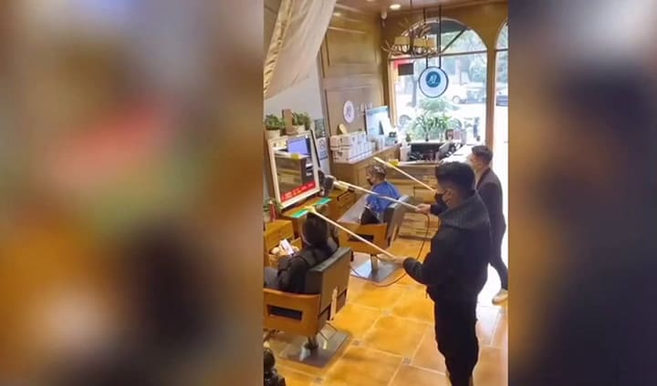 Como los peluqueros de China se protegen contra el coronavirus