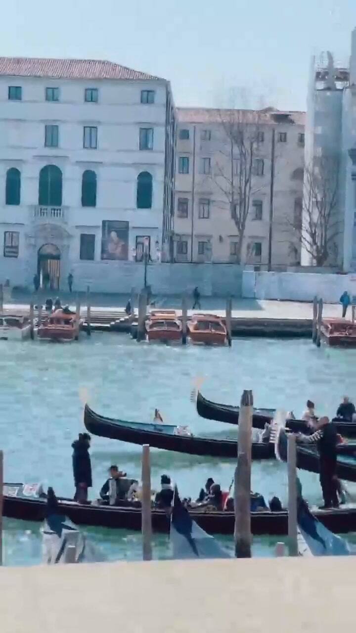 Fabián Mazzei cantando en los canales de Venecia
