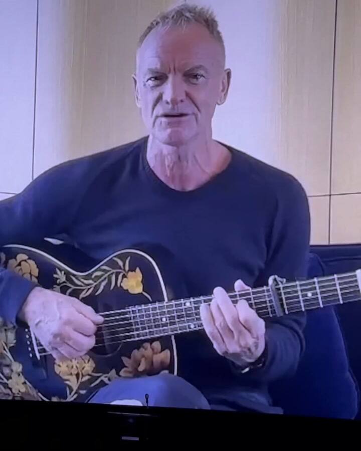 Sting cantándole a Sophia Loren