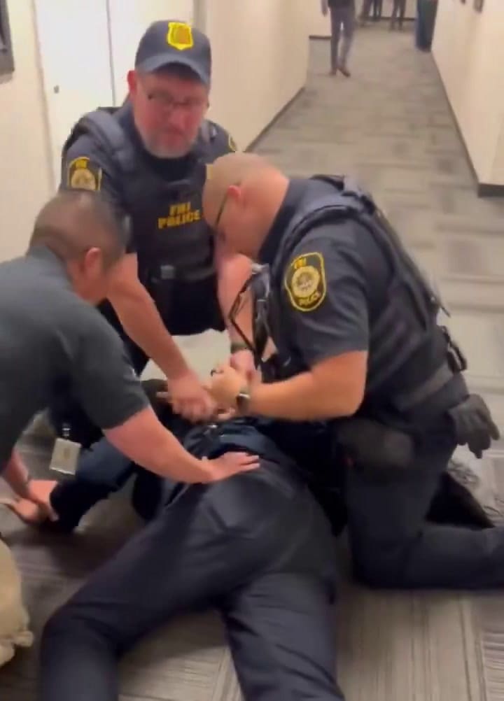 El momento en que esposan al senador estadounidense Alex Padilla