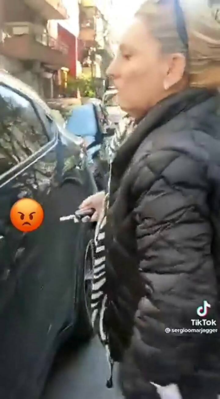 Las Cañitas: una conductora insultó y discriminó a un portero que la grabó por estacionar mal