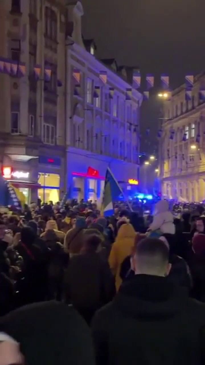 Esquinas céntricas son algunos de los puntos de reunión para los festejos