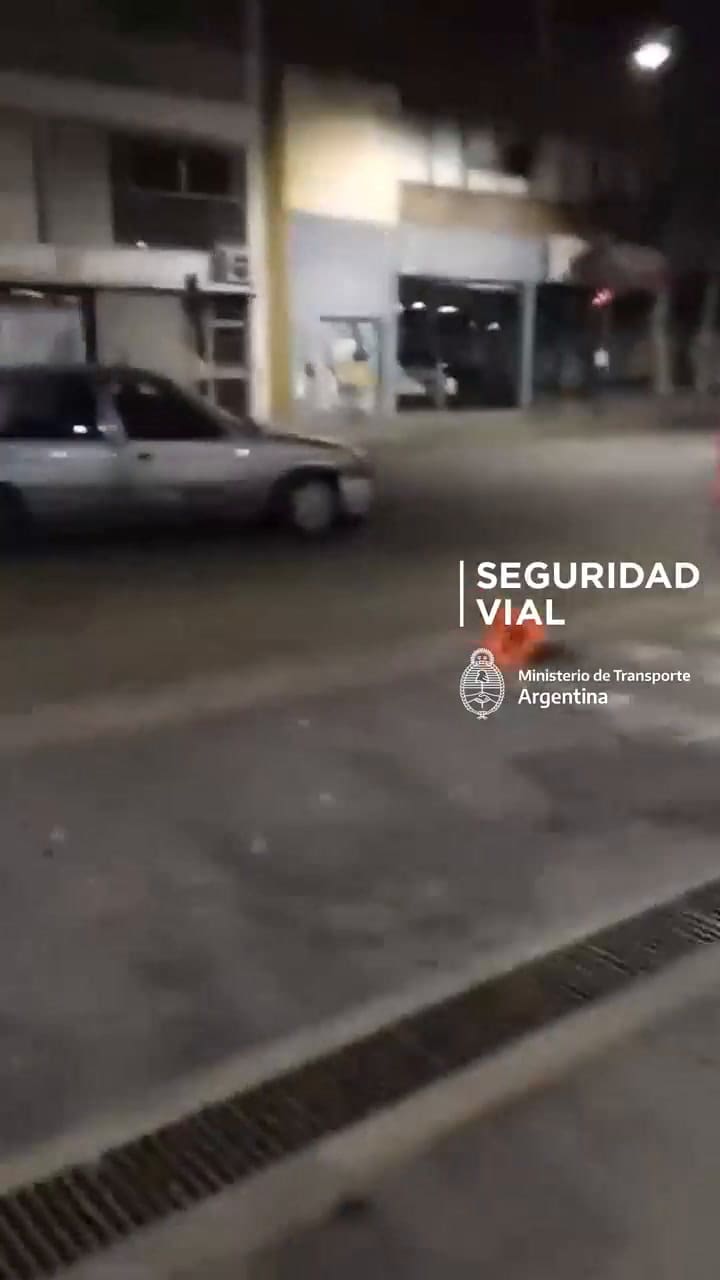 Un conductor chocó y golpeó a un cadete de reparto