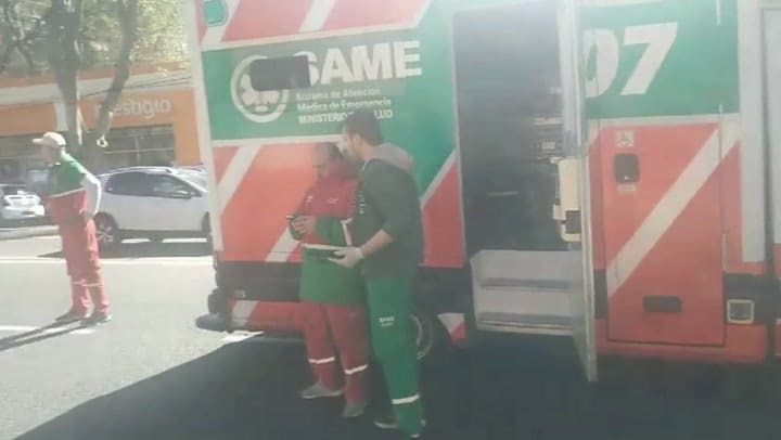 Un auto volcó en avenida Juan B. Justo tras un choque