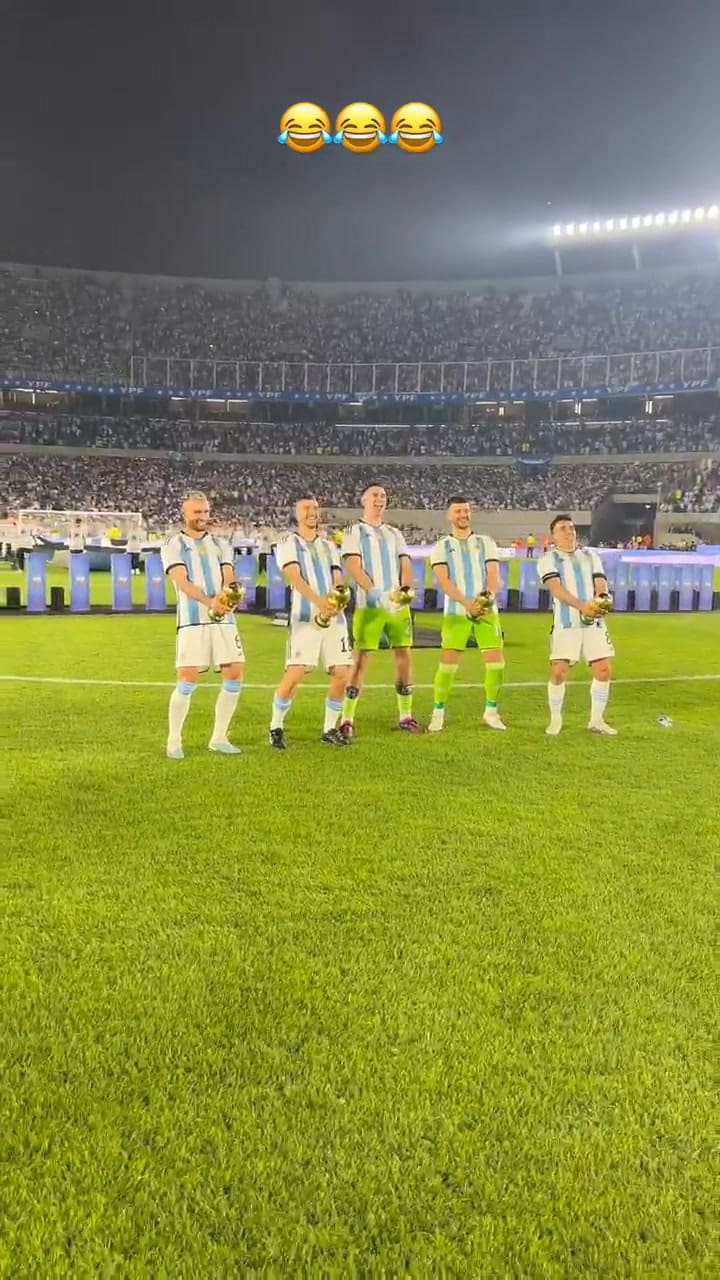 Jugadores imitaron el popular festejo de Dibu