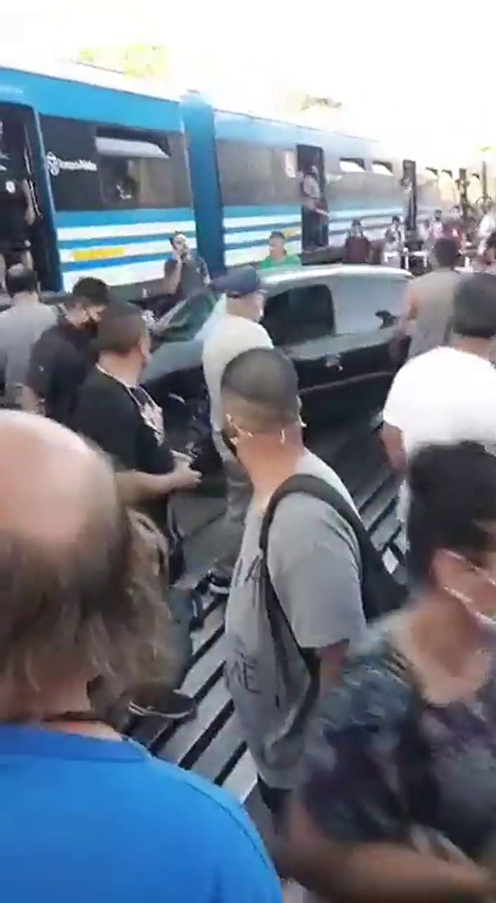 La furia de pasajeros de un tren contra un automovilista