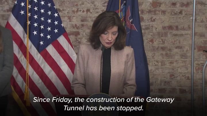 Hochul advirtió que miles de empleos están en riesgo por la paralización de fondos del proyecto Gateway
