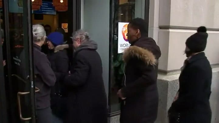 El chef josé Andrés da de comer a los funcionarios sin recursos - Fuente: Reuters