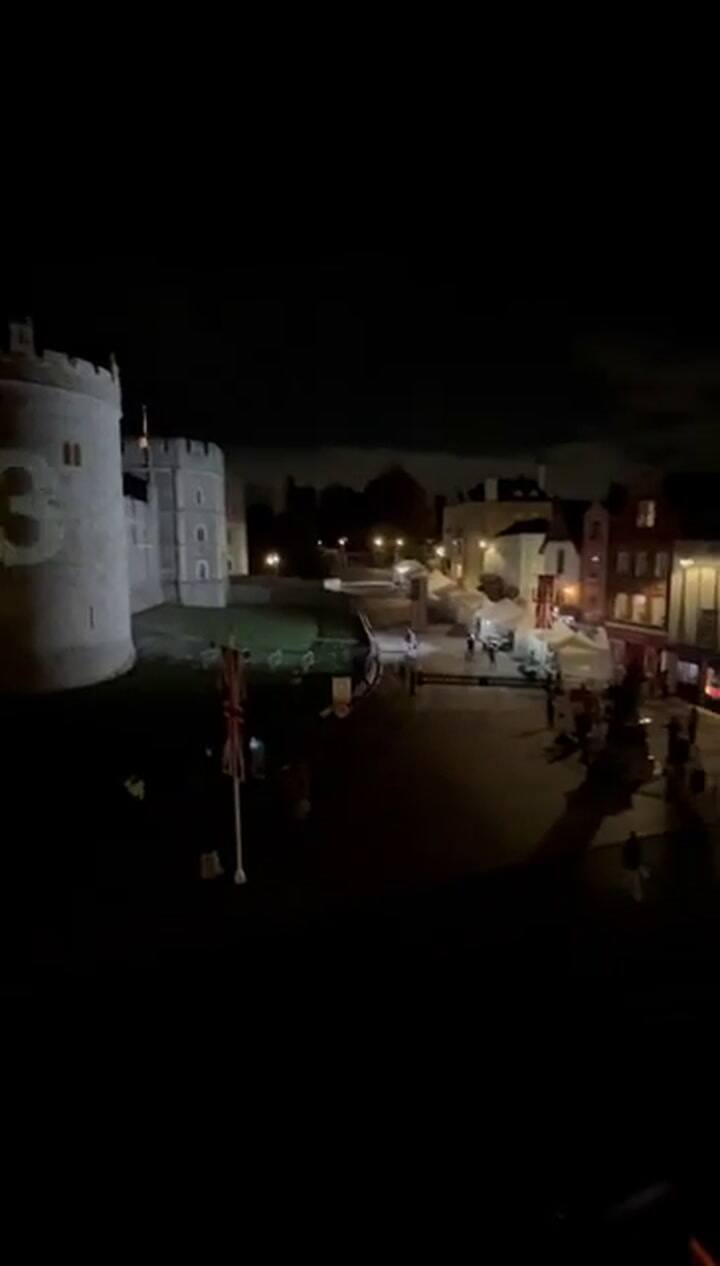 En el video proyectado se ve a Donald Trump y Jeffrey Epstein bailando.