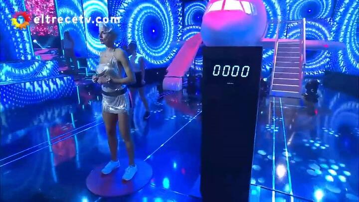 Bienvenidos a bordo: a Tamara Bella se le rompió el vestido durante un juego - Fuente: eltrece