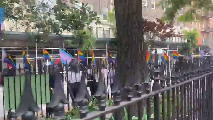 Las banderas de la comunidad LGBTQ+ en Nueva York han sido objeto de ataques