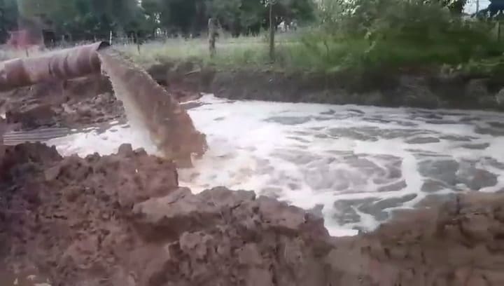 Una productora registró como desagotan un canal "clandestino" en Carlos Casares
