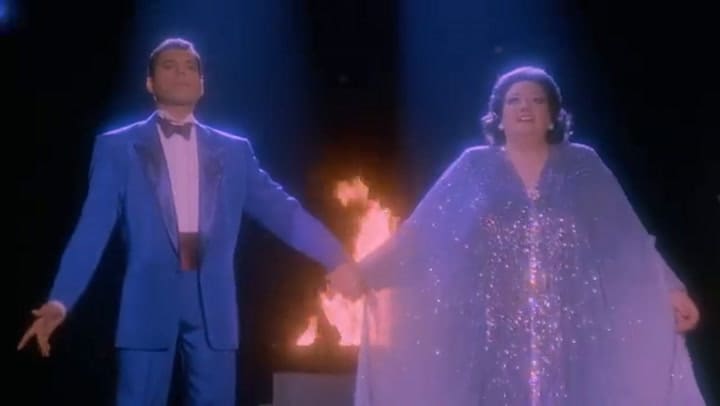 Freddie Mercury y Montserrat Caballé interpretando "Barcelona"
