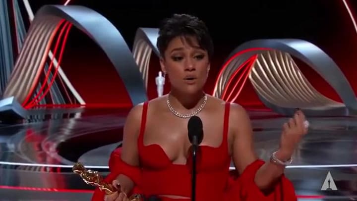 Ariana DeBose, mejor actriz de reparto por Amor sin barreras