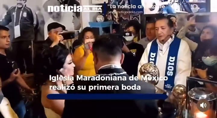 La celebración de Héctor y Jaziel en la iglesia maradoniana