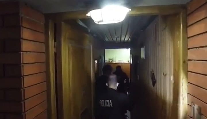 Detienen a un profesor que estaba en la cama con un chico de 12 años