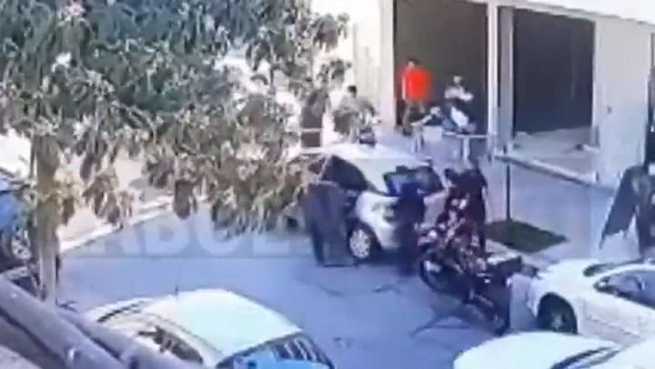 Así la policía rescataba a un bebé encerrado en un auto en La Plata