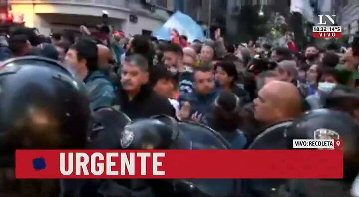 Camion hidrante se retira con los vidrios rotos