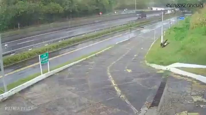 El momento en el que volcó el micro que transportaba hinchas de Flamengo