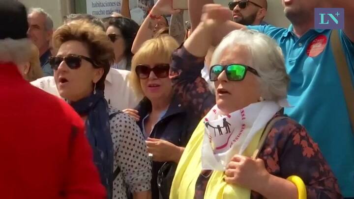 El festejo de un grupo de españoles tras la destitución de Rajoy del poder - Fuente: Reuters