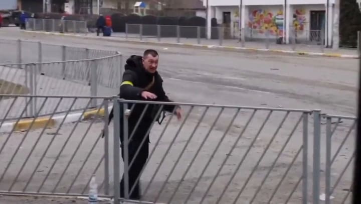 Civiles ucranianos son atacados mientras escapan en Irpín