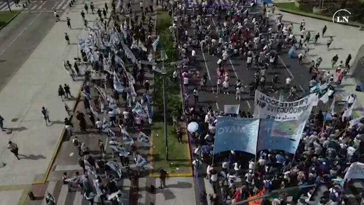 Día de la Democracia: las agrupaciones avanzan hacia Plaza de Mayo