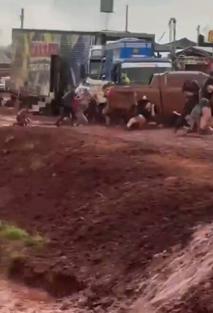 Una camioneta perdió el control y atropelló a varias personas en el trompódromo de Misiones