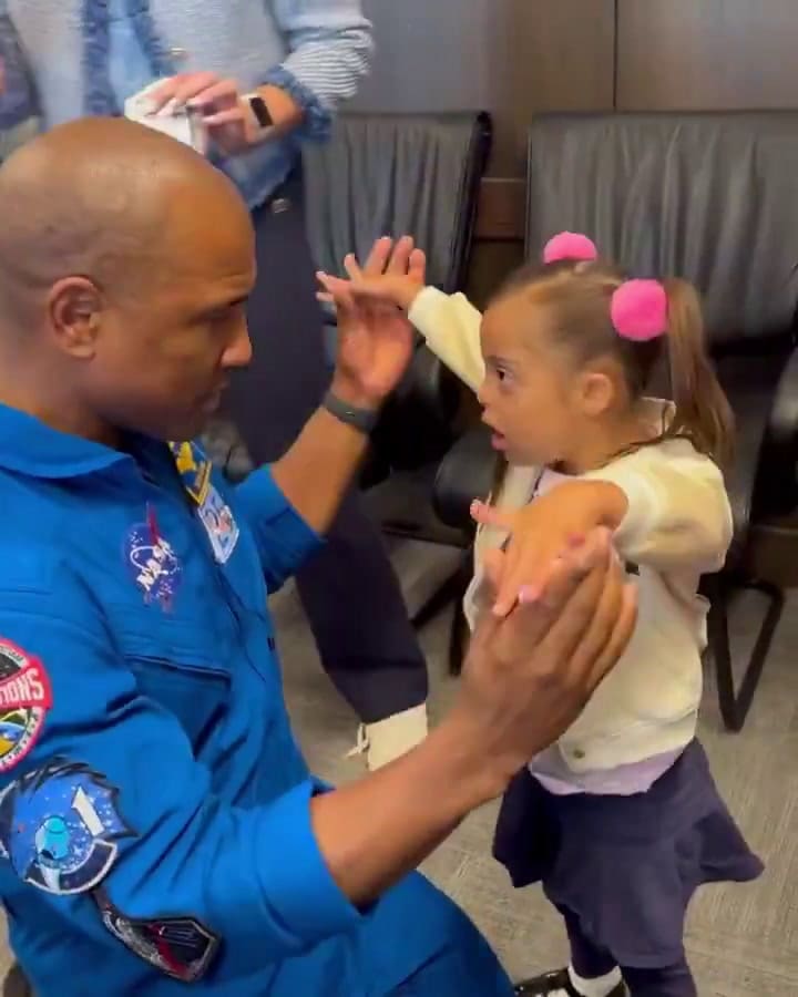 El tierno momento de Glover con una nena con síndrome de Down al llegar a la Tierra