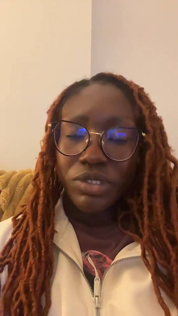 Se negó a cambiar el asiento de avión con una pareja