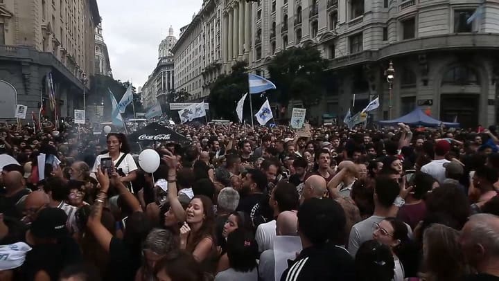 Multitudinaria marcha a la Plaza de Mayo con un discurso muy crítico del Gobierno