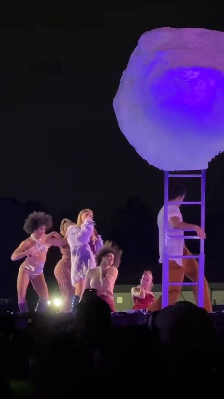 Las redes estallaron por el parecido a Chayanne de uno de los bailarines de Taylor Swift