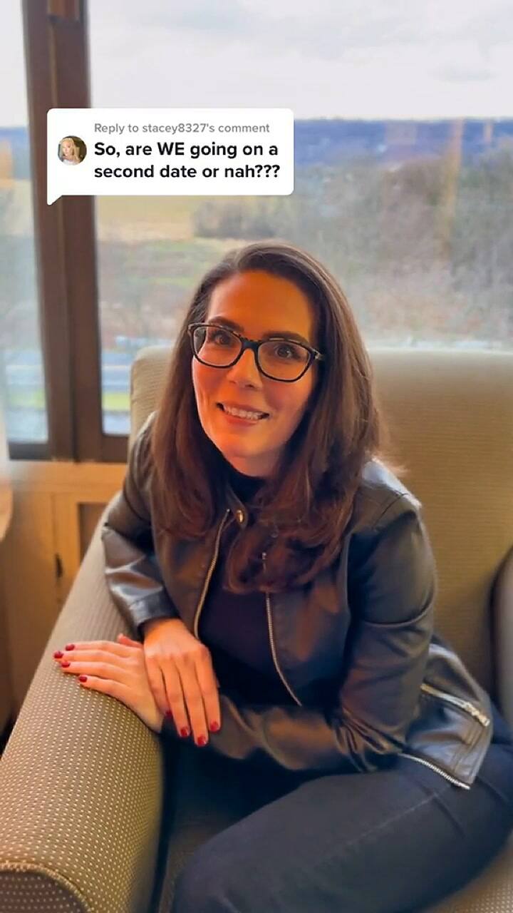 Los cómplices preguntan a su amiga si habrá segunda cita