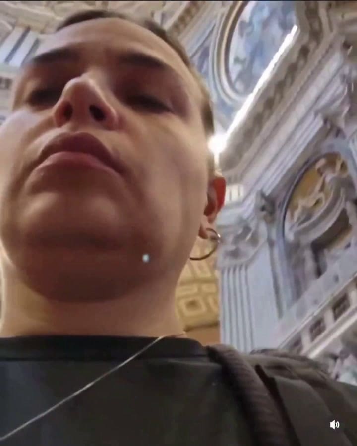 Una mujer se saca una selfie con el papa Francisco