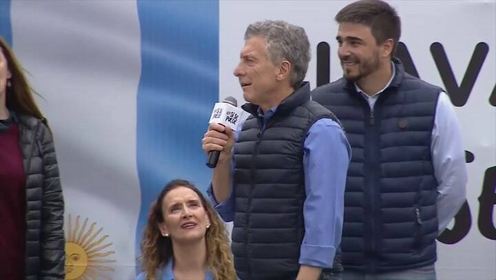 A Mauricio Macri en Olavarria le cantaron: 'Hay gato para rato'.