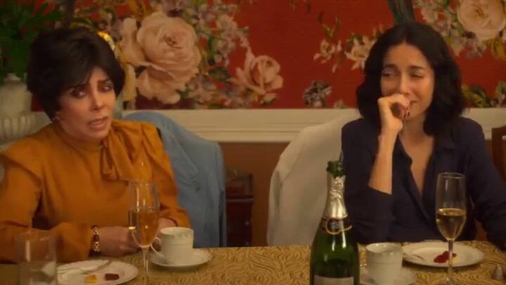 Dario Yazbek baila y canta Thalía en La casa de las flores - Fuente: YouTube