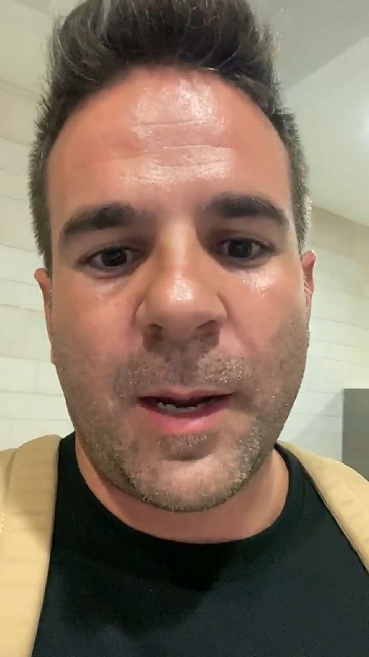 El tiktoker advirtió de que la comandante lo retuvo tras el aterrizaje.