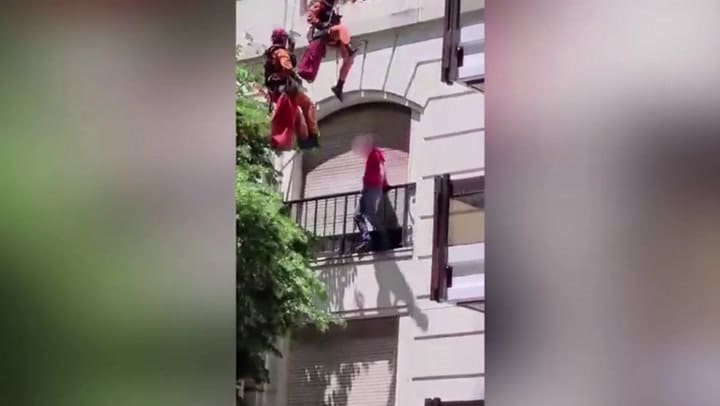 Recoleta: logran salvar a un hombre que intentó suicidarse desde un edificio