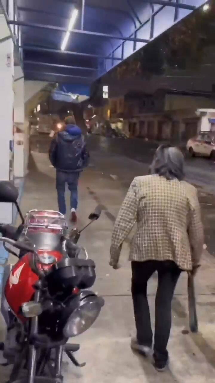 Fue a buscar a su hijo a un bar y lo sacó a cintazos