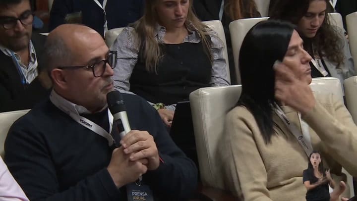 El incómodo momento en la conferencia de Adorni, Caputo y Monteoliva