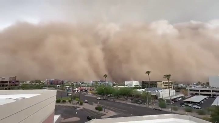 La tormenta de Arena observada desde la terraza de una casa