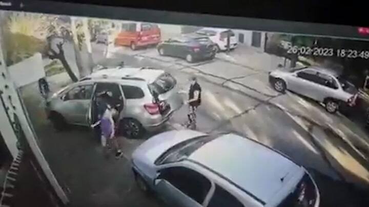 Llegaban a un cumpleaños con una mujer en silla de ruedas y sufrieron un violento asalto