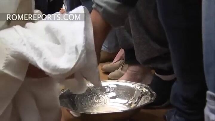 El Papa le lavó los pies a 12 presos